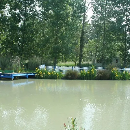 Les De Montmartre Nyaraló