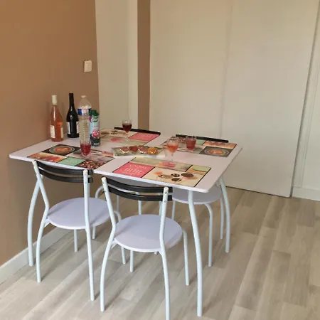 Les De Montmartre Nyaraló