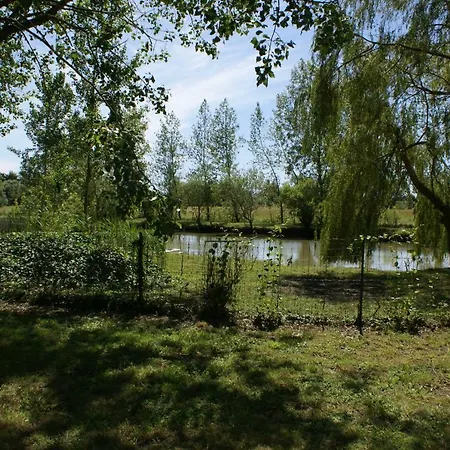 Les De Montmartre Nyaraló