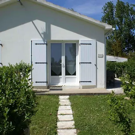 Holiday home Les De Montmartre Le Perrier