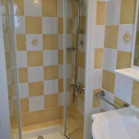 Holiday home Les De Montmartre Le Perrier