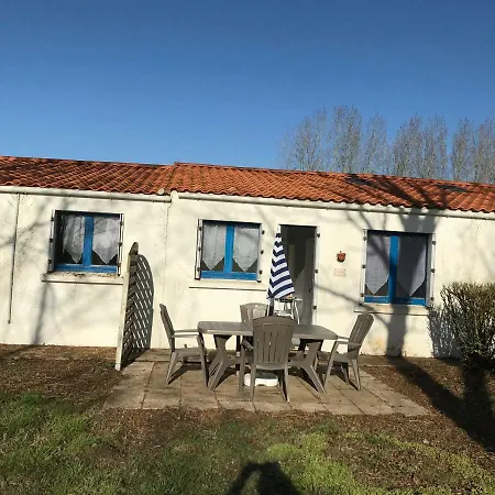 Holiday home Les De Montmartre Le Perrier